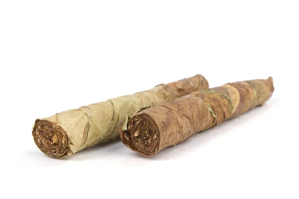 Handgjorda cigarrer på vitt med selektiv inriktning — Stockfoto