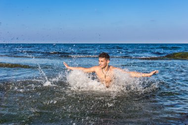 çıplak genç adam sevinç için atlama bakınız su
