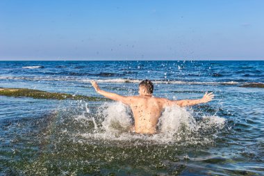 çıplak genç adam sevinç için atlama bakınız su