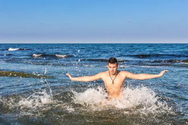 çıplak genç adam sevinç için atlama bakınız su