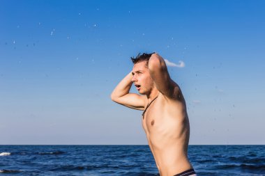 Çekici genç adam denizin ha dışarı su ıslak ile Başlarken