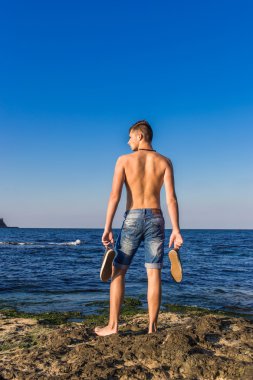 çekici seksi çıplak yakışıklı genç deniz kenarında kayada wa