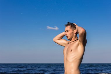 Çekici genç adam denizin ha dışarı su ıslak ile Başlarken