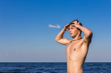 Çekici genç adam denizin ha dışarı su ıslak ile Başlarken