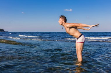 Denizden çıkan çıplak genç adam