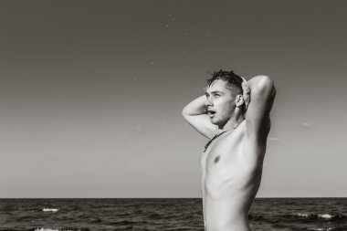 Çekici genç adam denizin ha dışarı su ıslak ile Başlarken