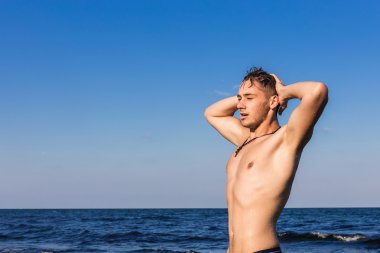 Çekici genç adam denizin ha dışarı su ıslak ile Başlarken