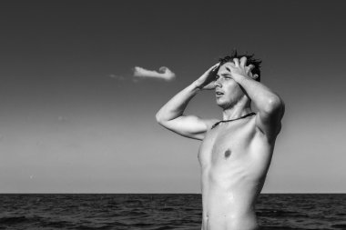 Çekici genç adam denizin ha dışarı su ıslak ile Başlarken