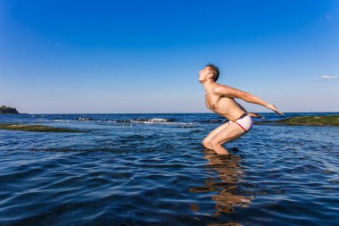 Denizden çıkan çıplak genç adam