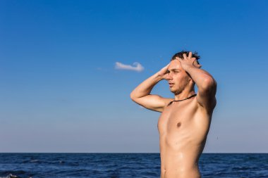 Çekici genç adam denizin ha dışarı su ıslak ile Başlarken