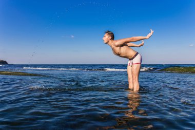 Denizden çıkan çıplak genç adam