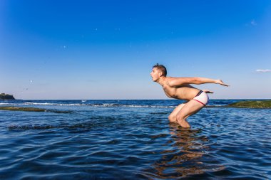 Denizden çıkan çıplak genç adam