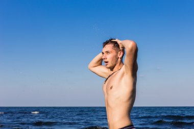 Çekici genç adam denizin ha dışarı su ıslak ile Başlarken