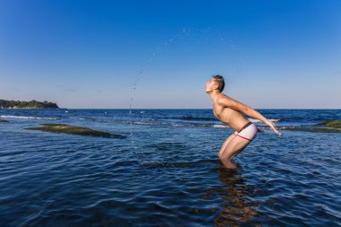 Denizden çıkan çıplak genç adam