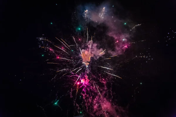 Vuurwerk de hemel oplichten — Stockfoto