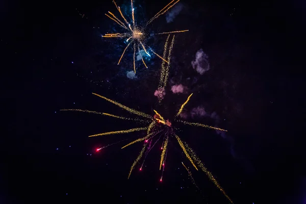 # Gökyüzünü ışık havai fişek