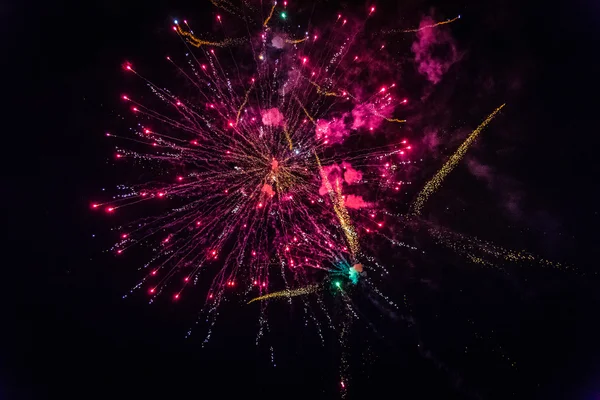 # Gökyüzünü ışık havai fişek