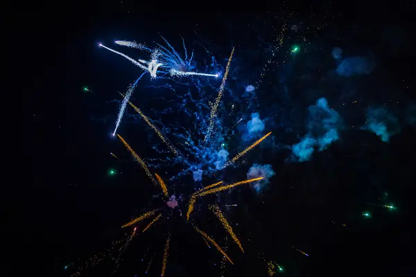 # Gökyüzünü ışık havai fişek