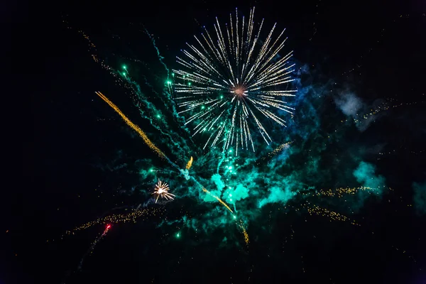 # Gökyüzünü ışık havai fişek