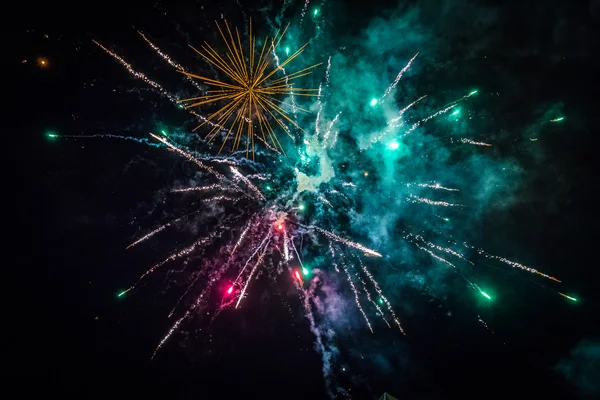 # Gökyüzünü ışık havai fişek