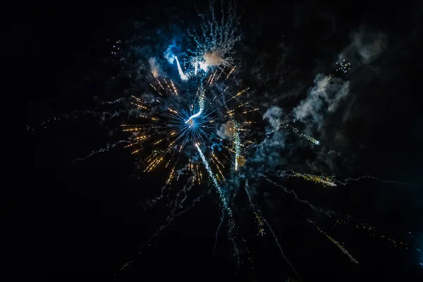 # Gökyüzünü ışık havai fişek