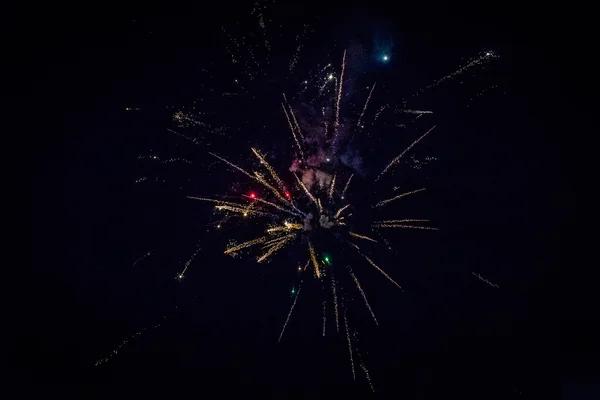 Feuerwerk erhellt den Himmel — Stockfoto