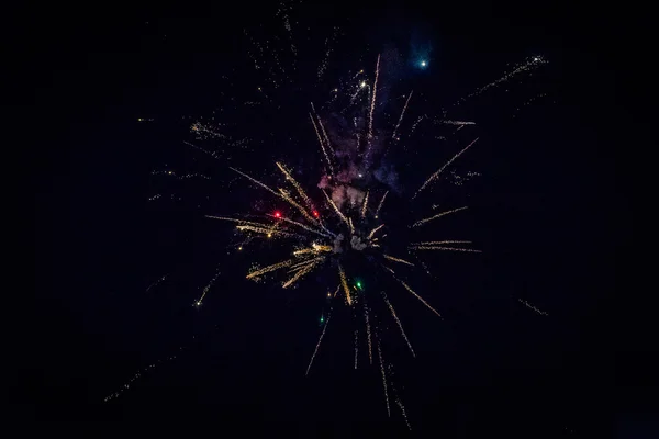 Des feux d'artifice illuminent le ciel — Photo