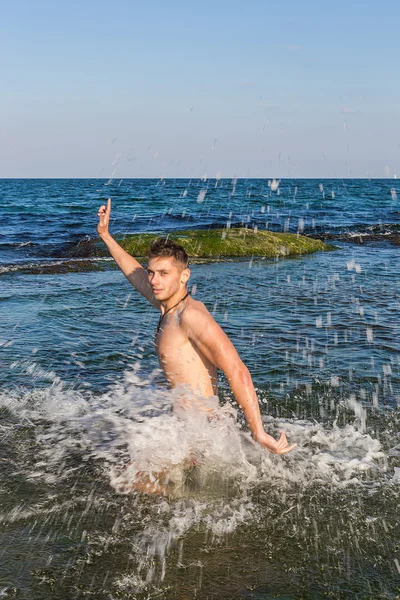 çıplak genç adam sevinç için atlama bakınız su