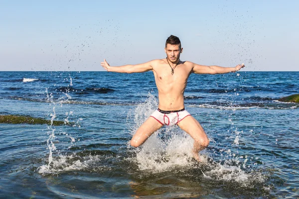 çıplak genç adam sevinç için atlama bakınız su