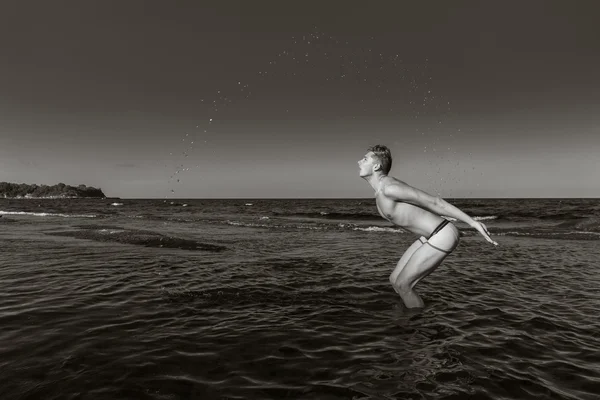 Siyah beyaz sudan çıkan çıplak genç adam