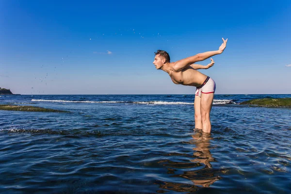 Denizden çıkan çıplak genç adam