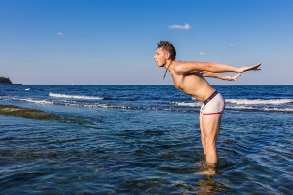 Denizden çıkan çıplak genç adam