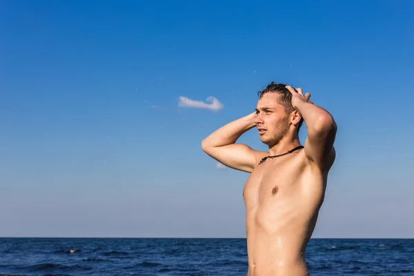 Çekici genç adam denizin ha dışarı su ıslak ile Başlarken