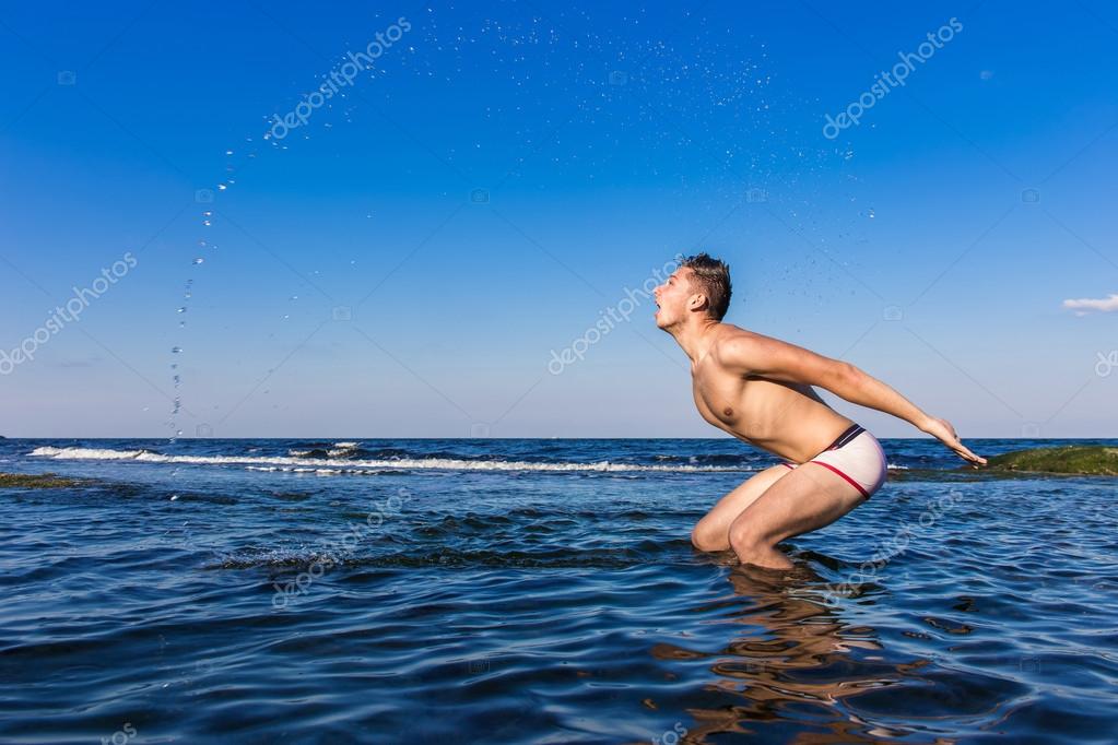 выходит из воды голяком препода