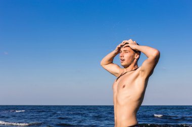 Çekici genç adam denizin ha dışarı su ıslak ile Başlarken