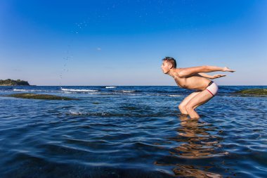 Denizden çıkan çıplak genç adam