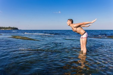 Denizden çıkan çıplak genç adam