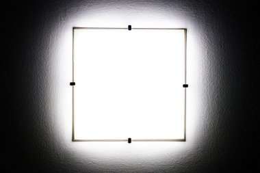 Karanlıkta gri Duvar lambası