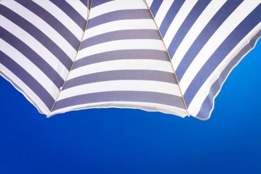 Yüksek çözünürlüklü plaj şemsiyesi mavi gökyüzü arka plan üzerinde