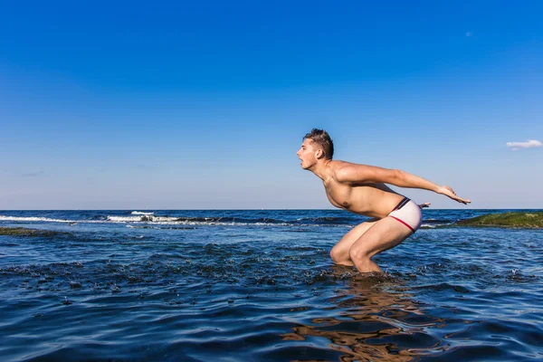 Denizden çıkan çıplak genç adam