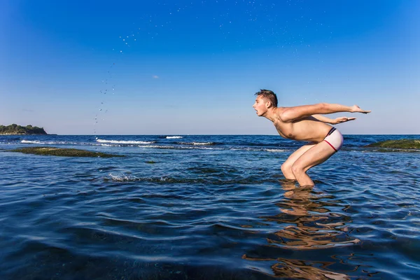 Denizden çıkan çıplak genç adam