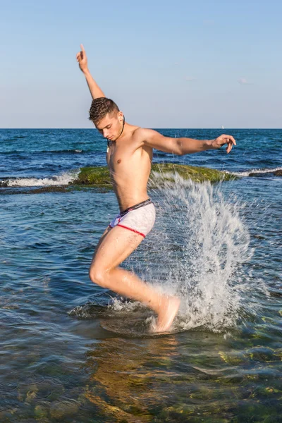 çıplak genç adam sevinç için atlama bakınız su