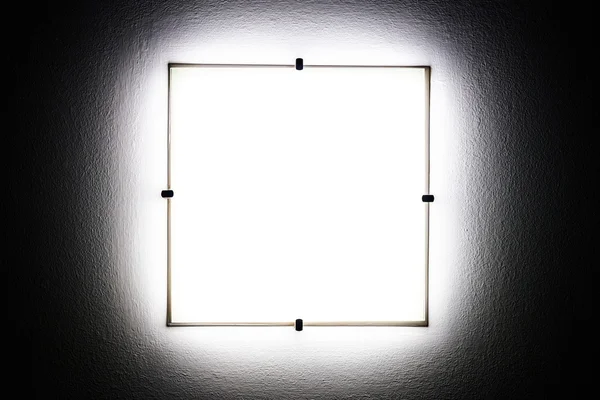 Karanlıkta gri Duvar lambası