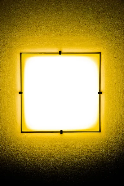 Žlutá nástěnné světlo v temnotě — Stock fotografie