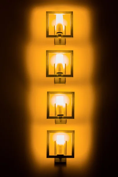 Sarı duvar lambaları karanlıkta kümesi