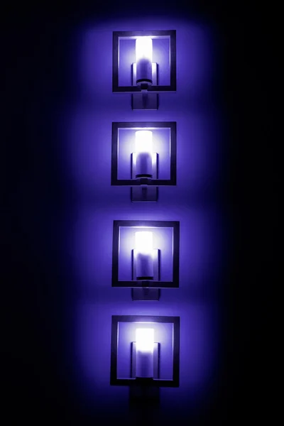 Karanlığın içinde bluewall lambalar kümesi