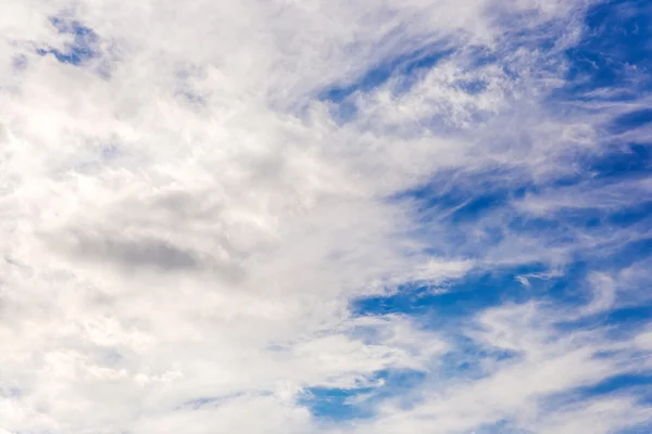 Mavi gökyüzü ve bulutlar