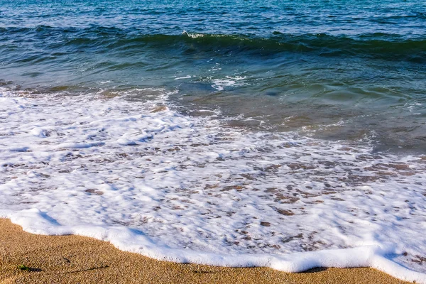 Praia de areia e onda — Fotografia de Stock