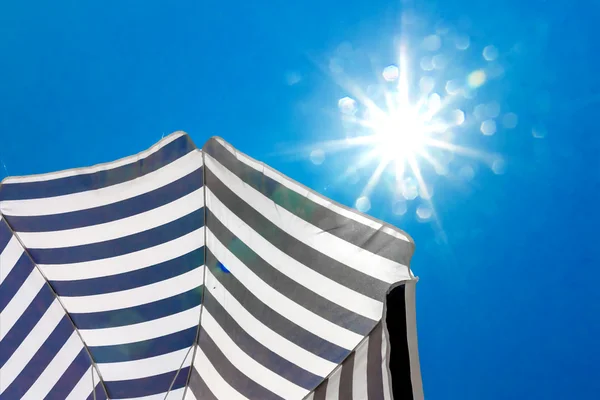 蓝蓝的天空背景上的高分辨率沙滩伞 — 图库照片