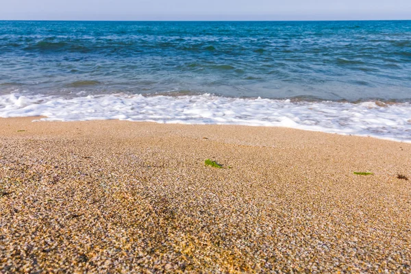 Praia de areia e onda — Fotografia de Stock